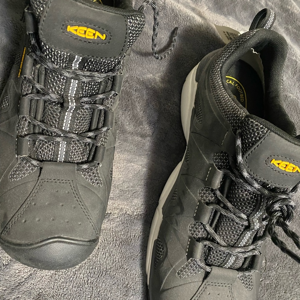 Keen Black and Gray Sneakers with Quick-Lace System and Reinforced Toe
